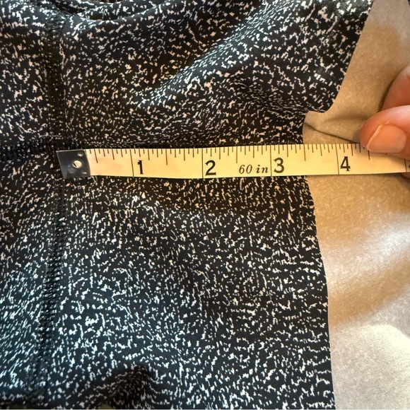 Athleta Black and White Print Athletic Shorts Size L - Picture 6 of 7